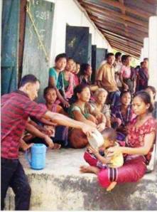 দীঘিনালায় বাবুছড়া গ্রামে জোরপুর্বক বৌদ্ধধর্মাবলম্বীদের জায়গা দখল করে বিজিবি সদর দপ্তর স্থাপনের কারণে ২১ টি বৌদ্ধ পরিবার ঘর-বাড়ি হারিয়ে এখন একটি স্কুলে এভাবে মানবেতর জীবনযাপন করছে । কখনো আর্মি, কখনো বিজিবি, কখনো সেটলারদের দ্বারা নির্মমভাবে আক্রান্ত হয়ে বেঁচে থাকাই যেন পার্বত্য এলাকায় বসবাসরত বৌদ্ধধর্মাবলম্বীদের ভাগ্যলিখন । 