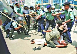 বাংলাদেশের জ্বালানী নিরাপত্তা বিষয়ে স্মারকলিপি পেশ করতে গিয়ে পুলিশের হামলার স্বীকার অর্থনীতিবিদ আনু মুহাম্মদ। ২০০৯