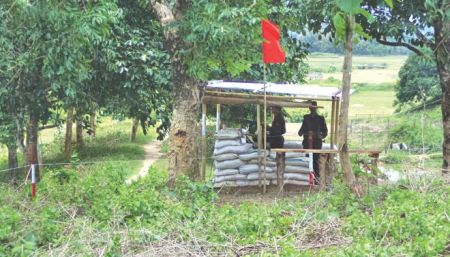 বাবুছড়া প্রাইমারি স্কুলের ৫০ ফুট দুরে বিজিবি পোস্ট। এলাকা বাসী এই অধিগ্রহনের প্রতিবাদ করেছে, পরিশেষে বাবুছাড়fর ২৪ টি পরিবার জুন ১০, ২০১৩ বন্দুকের মুখে বাধ্য হয় নিজ ভূমি ছেড়ে দিতে। প্রায় দুই বছর ধরে তারা শরণার্থী জীবন যাপন করছে। আলোকচিত্র: হানা শামস আহমেদ