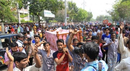 জনিয়ার লাশ নিয়ে এলাকাবাসীর মিছিল, আলোকচিত্র @ বাংলা ট্রিবিউন 